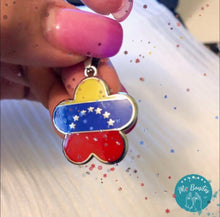 Load image into Gallery viewer, Venezuelan Flower Pendant – Dije Flor Venezolana